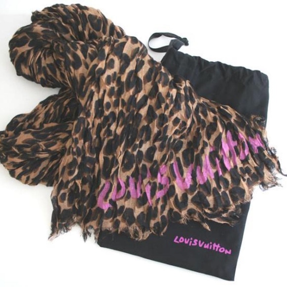 Louis Vuitton Leopard cashmere and Silk - Picture 2 of 3